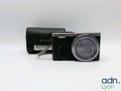 a camera that is sitting next to a wallet