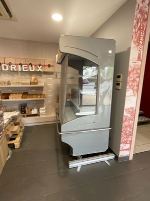 une photo d'un magasin avec un réfrigérateur au milieu de la pièce