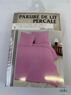 emballage d'un drap rose accompagné de deux oreillers et d'une taie d'oreiller