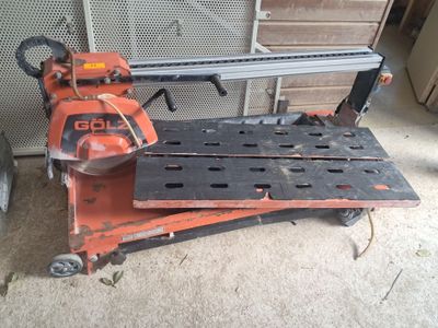 une machine posée au sol, avec ses roues