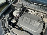 le moteur d'une voiture, situé sous le capot