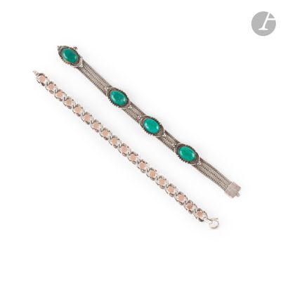 une paire de bracelets en argent et pierres vertes