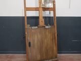un chevalet en bois surmonté d'une lampe