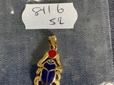 un pendentif en or orné d'une pierre bleue et rouge