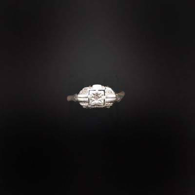 gros plan d'une bague en diamant sur fond noir