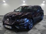 la voiture noire est garée sur un sol en damier dans le garage