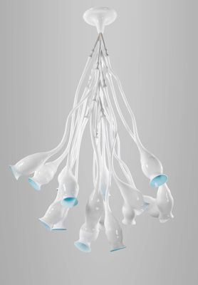 lustres en verre blanc et bleu suspendus au plafond