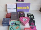 tout un tas de cartons posés sur une table