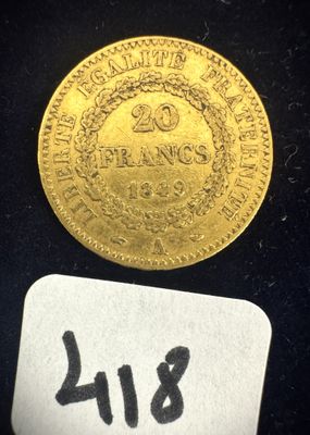 un gros plan d'une pièce d'or posée sur une surface noire, avec une étiquette de prix