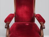 une chaise rouge aux finitions dorées, dont l'assise est recouverte de velours rouge