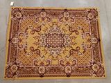 un tapis jaune orné d'un motif en médaillon