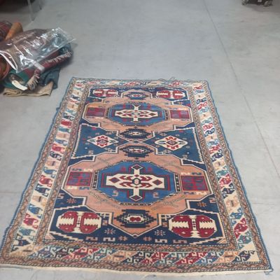 un tapis posé au sol, au milieu de la pièce