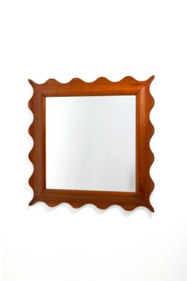 une image représentant un miroir accroché au mur