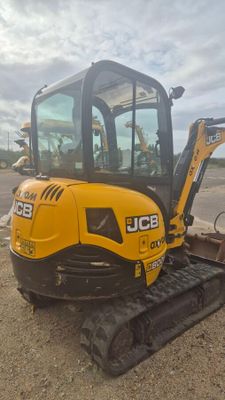l'arrière d'une pelleteuse JCB garée sur le bord de la route