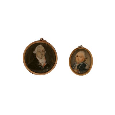 Deux portraits miniatures représentant un homme et une femme sont présentés dans un cadre doré.