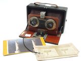 une vieille photo représentant un appareil photo et quelques vieilles photos