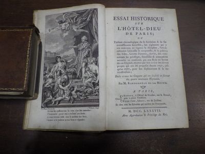 un livre ouvert sur lequel figure la photo d'un homme