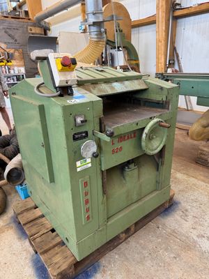 une photo d'une machine posée sur une palette