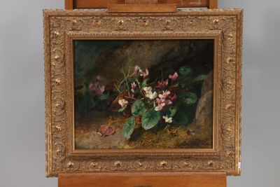 une peinture à l'huile représentant des fleurs, dans une boîte en bois posée sur une table