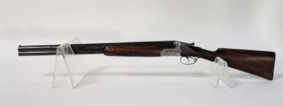 un fusil de chasse avec un canon en bois et un support en plastique transparent