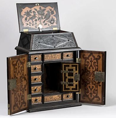 une petite armoire en bois comportant de nombreux tiroirs à l'intérieur