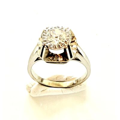 une image d'une bague en diamant sur fond blanc