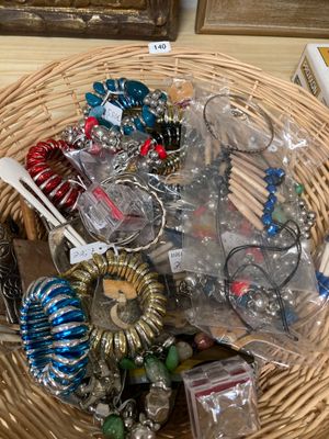 un panier en osier rempli d'objets divers posé sur une table