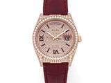 une montre pour femme sertie de diamants et dotée d'un bracelet en cuir rouge