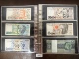 un classeur contenant de nombreux billets de banque de différentes devises