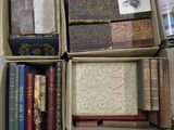 une boîte pleine de livres posée sur une table