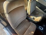 une voiture qui a deux sièges à l'arrière