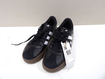 Baskets adidas Superstar noires et blanches avec semelles en caoutchouc sur une base blanche