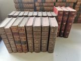 un grand nombre de vieux livres empilés les uns sur les autres