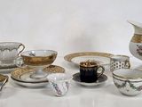 une table blanche sur laquelle sont posées de nombreuses tasses et soucoupes