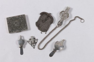 un grand nombre d'objets posés sur une table