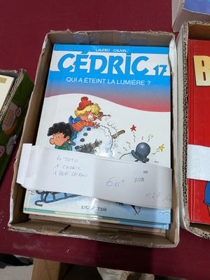 deux cartons de livres posés l'un à côté de l'autre sur une table