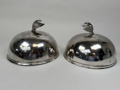 deux plats plaqués argent sur lesquels est posé un oiseau