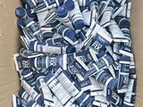 une boîte en carton remplie de boîtes de conserve bleues et blanches