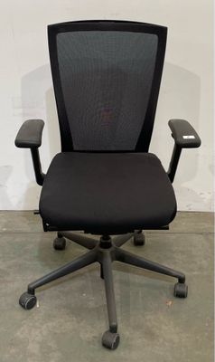 une image représentant une chaise de bureau noire avec une assise noire
