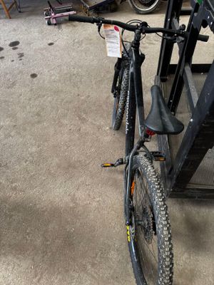 deux vélos garés dans un garage