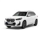 un SUV BMW blanc garé devant un fond blanc