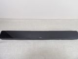 un gros plan d'une enceinte noire posée sur une surface blanche