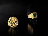 deux bagues en or et une bague sertie d'une pierre verte