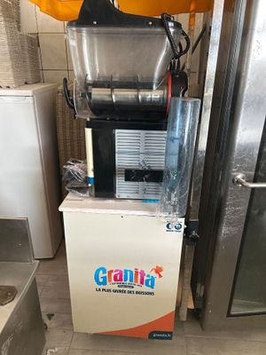 une machine posée sur une boîte