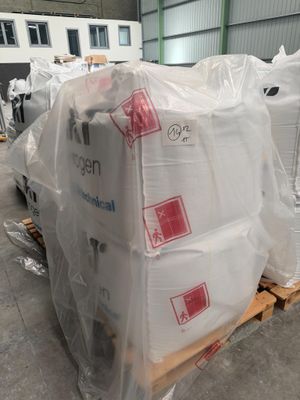 une palette remplie de cartons blancs dans un entrepôt