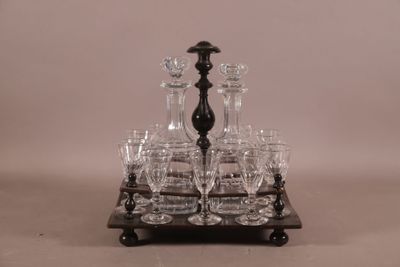 des bouteilles et des verres posés sur un plateau surmonté d'une bougie
