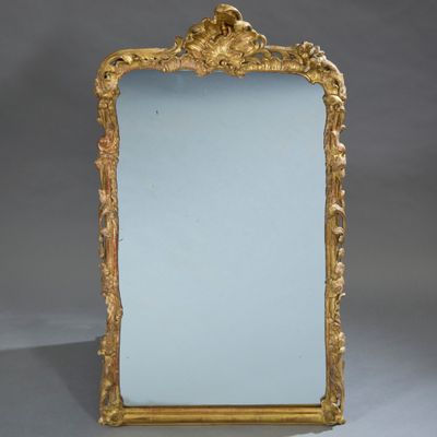 un miroir ancien, dans un cadre doré, avec un verre bleu au centre