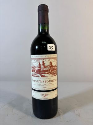 une bouteille de vin posée sur une table