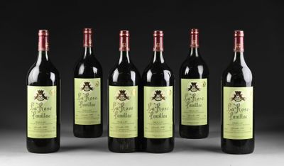 six bouteilles de vin rouge sont alignées
