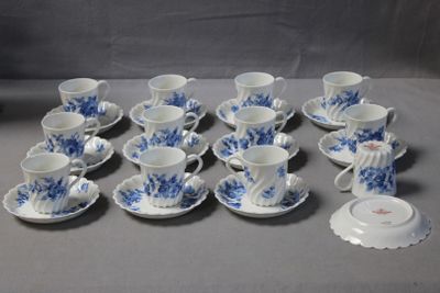 un grand nombre de tasses et de soucoupes sur une table